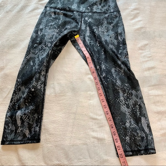 ALO YOGA Black Python Airbrush High Waisted Leggin - Picture 9 of 14